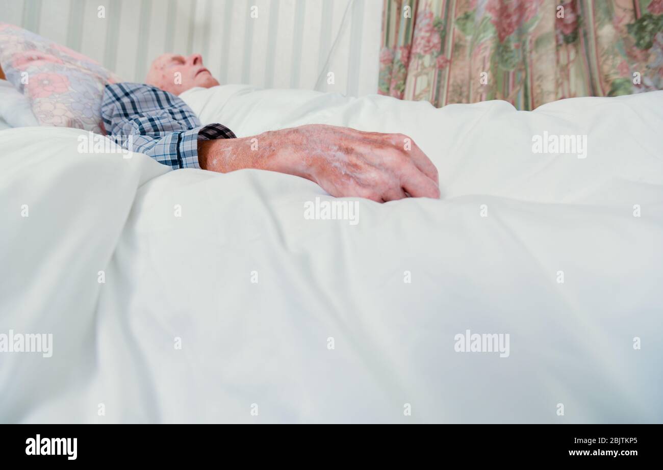Injured man hospital bed hi-res stock photography and images - Alamy