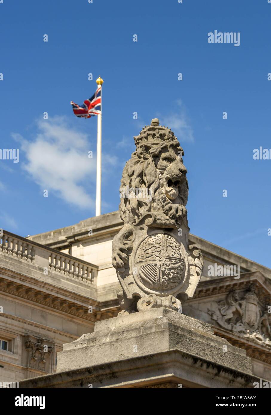 Lion sculpture pillar hires stock photography and images Alamy