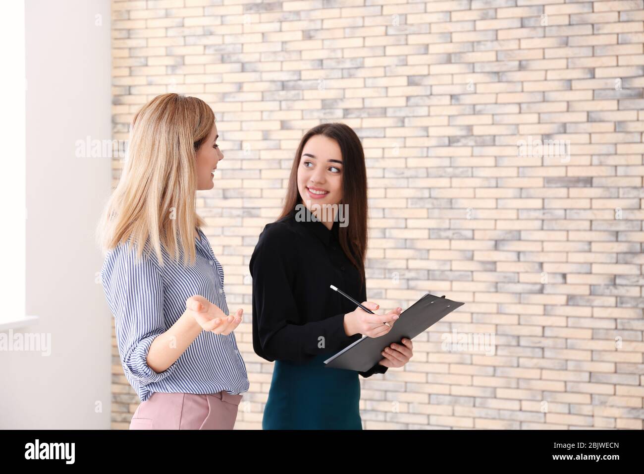 Empty apartment agent hi-res stock photography and images - Alamy