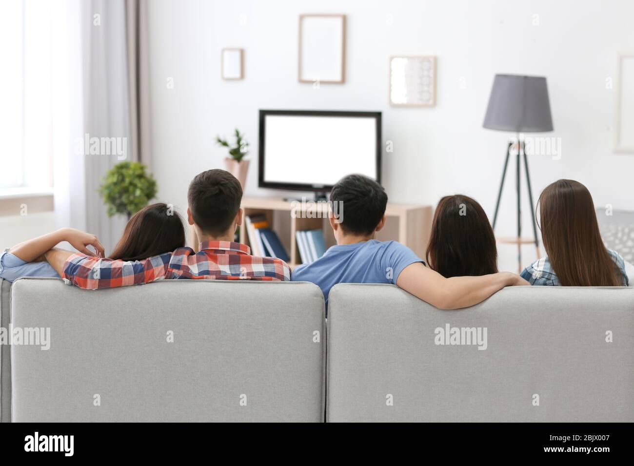 Толпа у телевизора. Люди смотрят телевизор со спины рисунок. Family watching TV. Тащат телевизор на спине. Your friend watch tv
