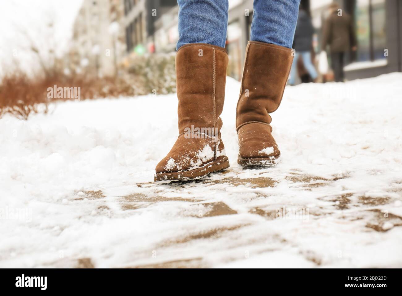 Запах зимней обуви. Ботинки на тающем снегу. Сапоги подходящие для таянья снега. Зимняя обувь в реагентах. Утеплители для ног зимой.