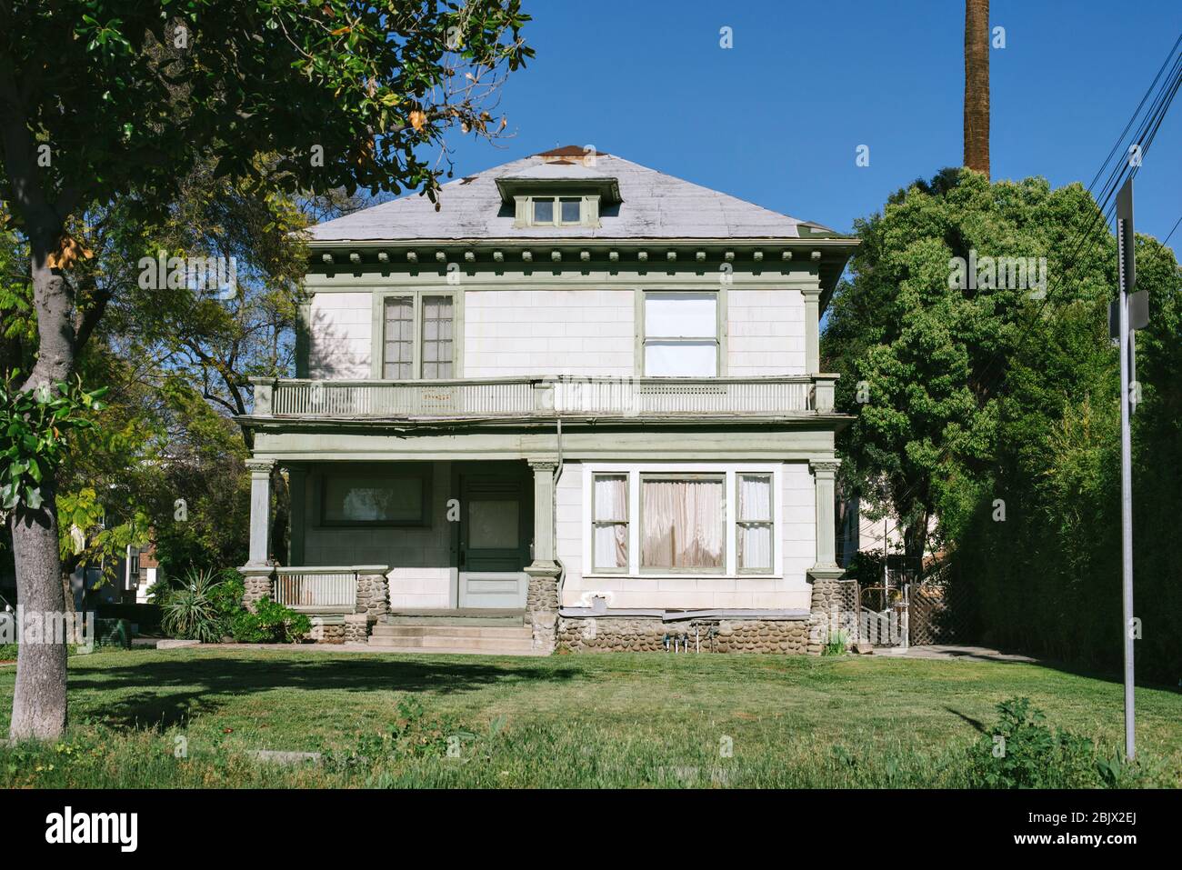 Old decrepit home in need of repair - Scary abandoned house - Fixer Upper in Need of Repairs Stock Photo