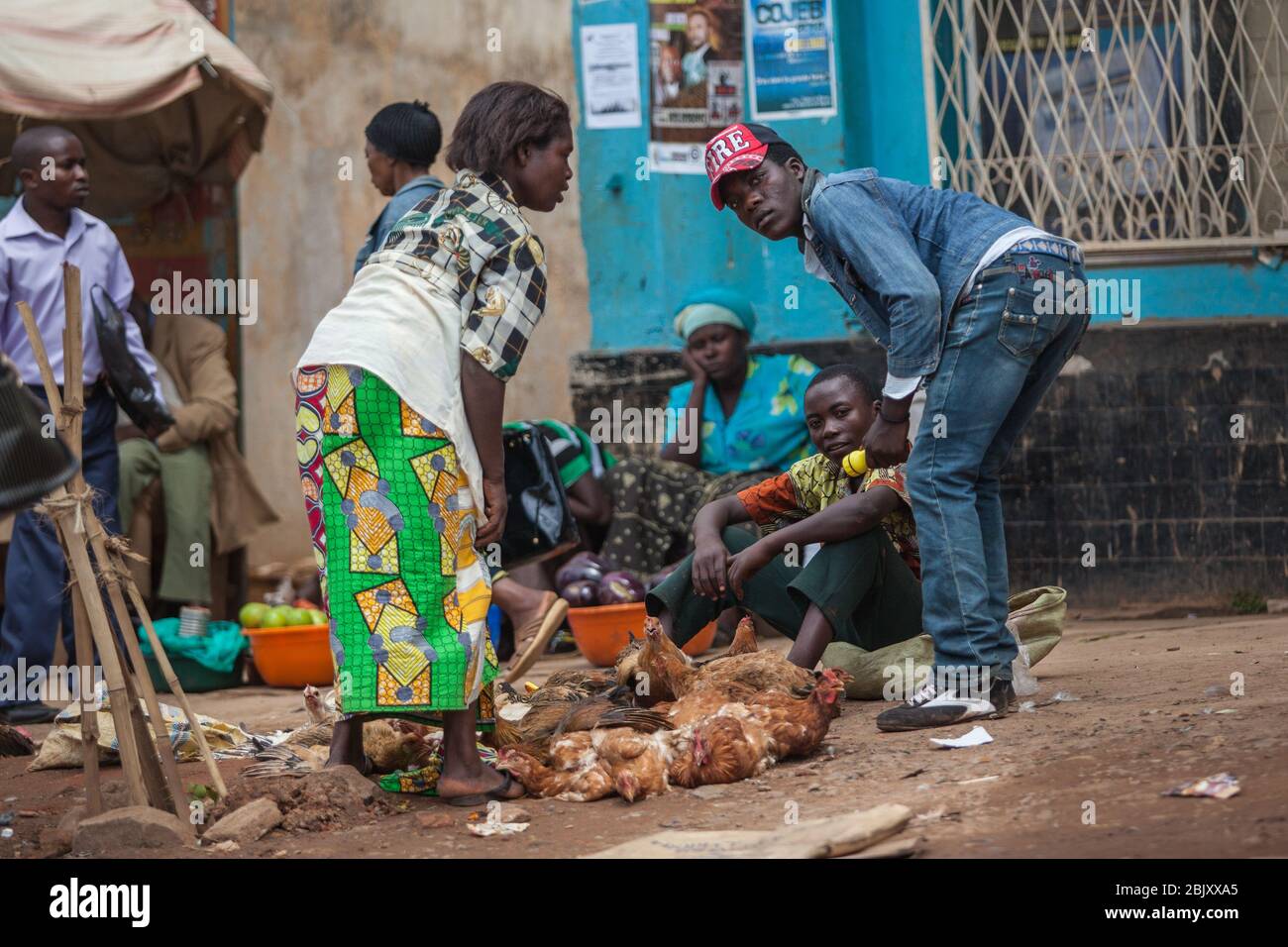 Bukavu, Democratic Republic of the Congo: trade on the street Congolese people sitting on the ground selling chicken Stock Photo