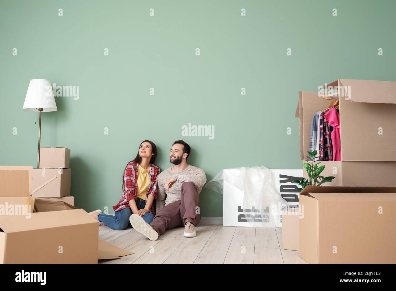 Happy young couple with cardboard boxes in their new house Stock Photo ...