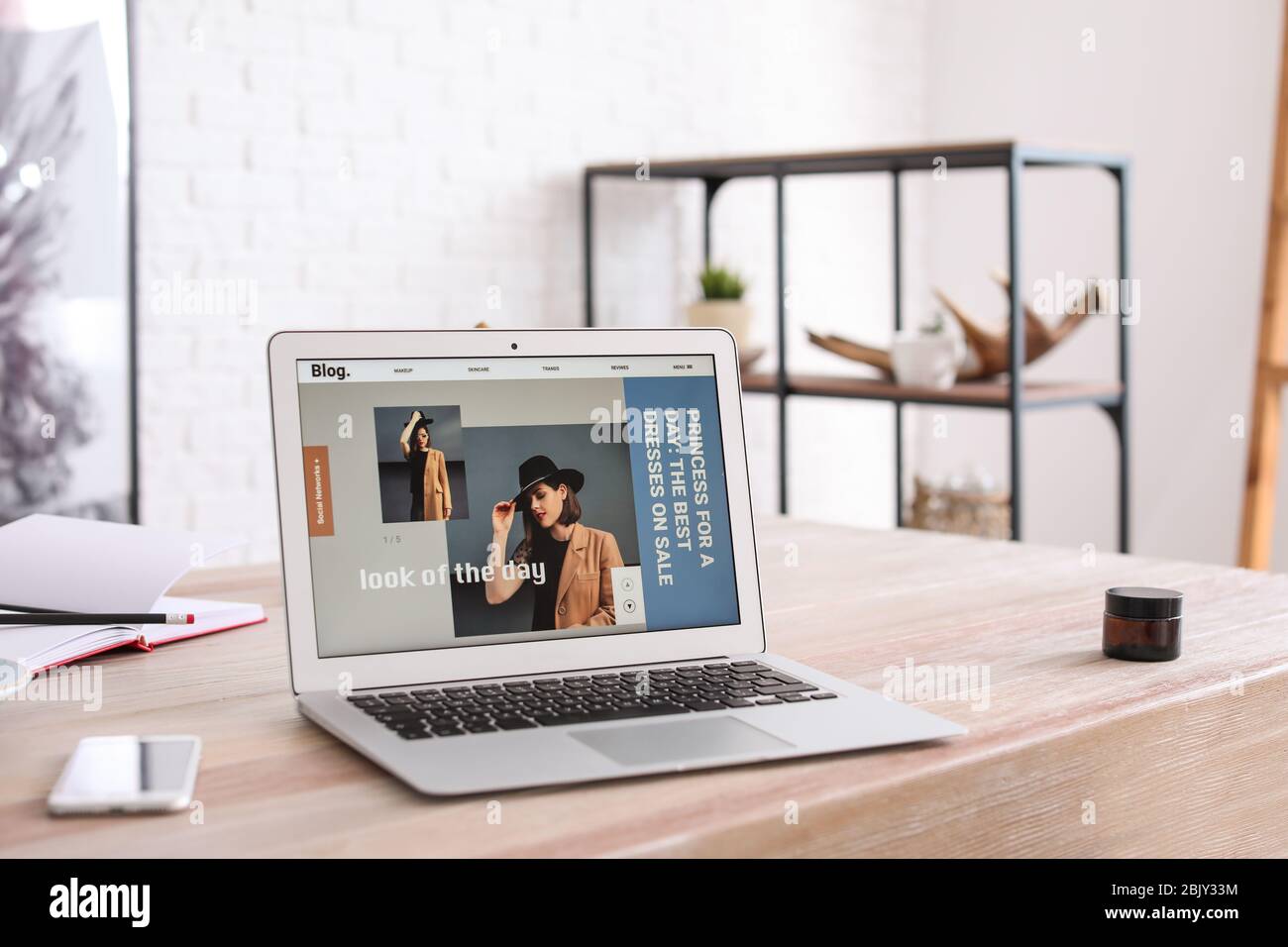 Blog screen fashion hi-res stock photography and images - Alamy