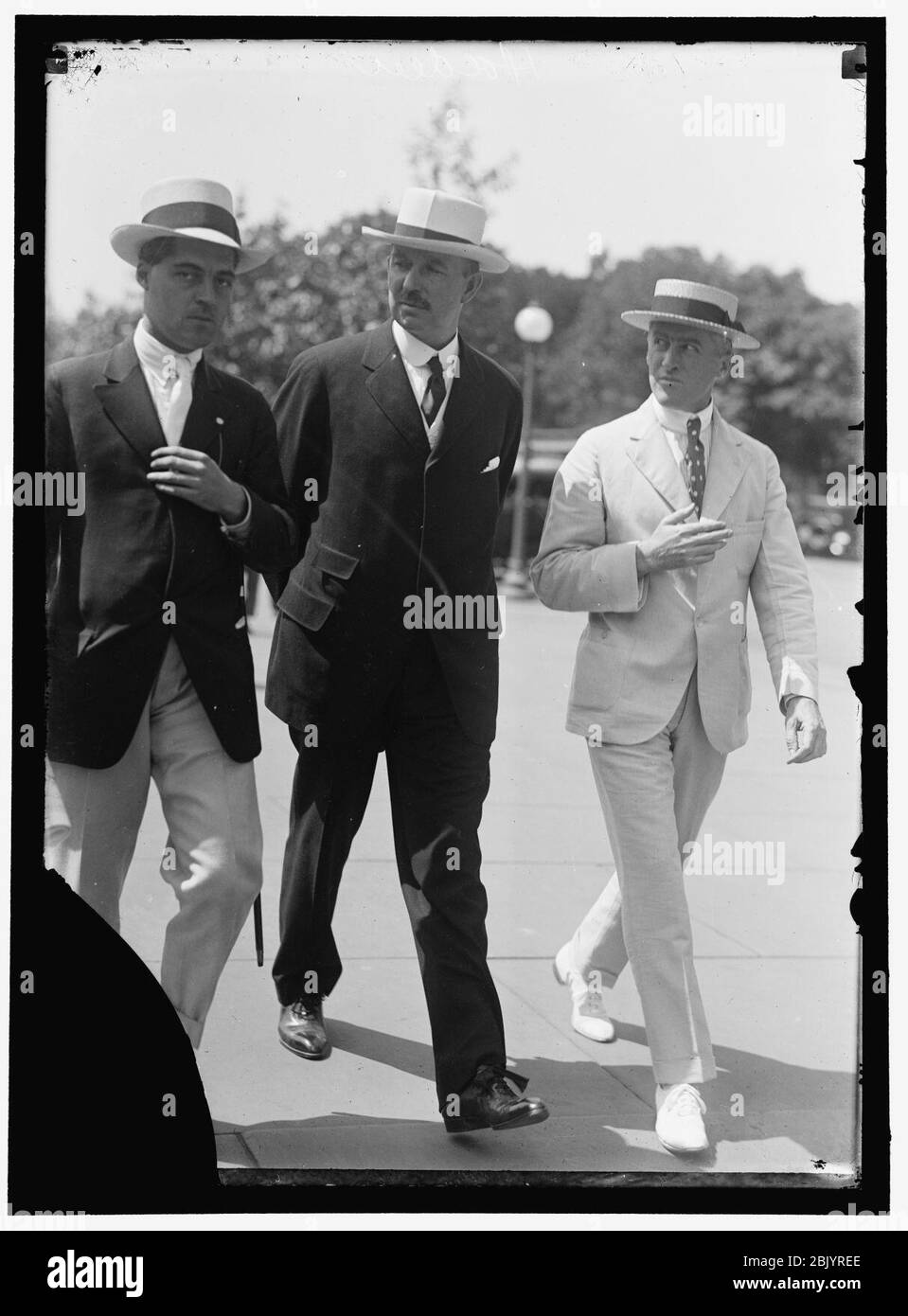 HOLDEN, HALE, CENTER, WITH NEWSPAPERMEN Stock Photo Alamy