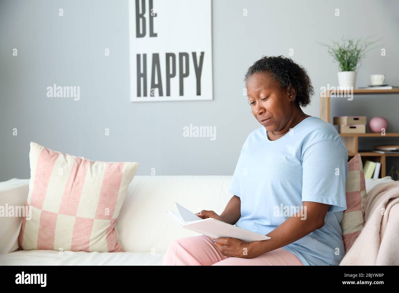 Mature woman african american book hi-res stock photography and images ...
