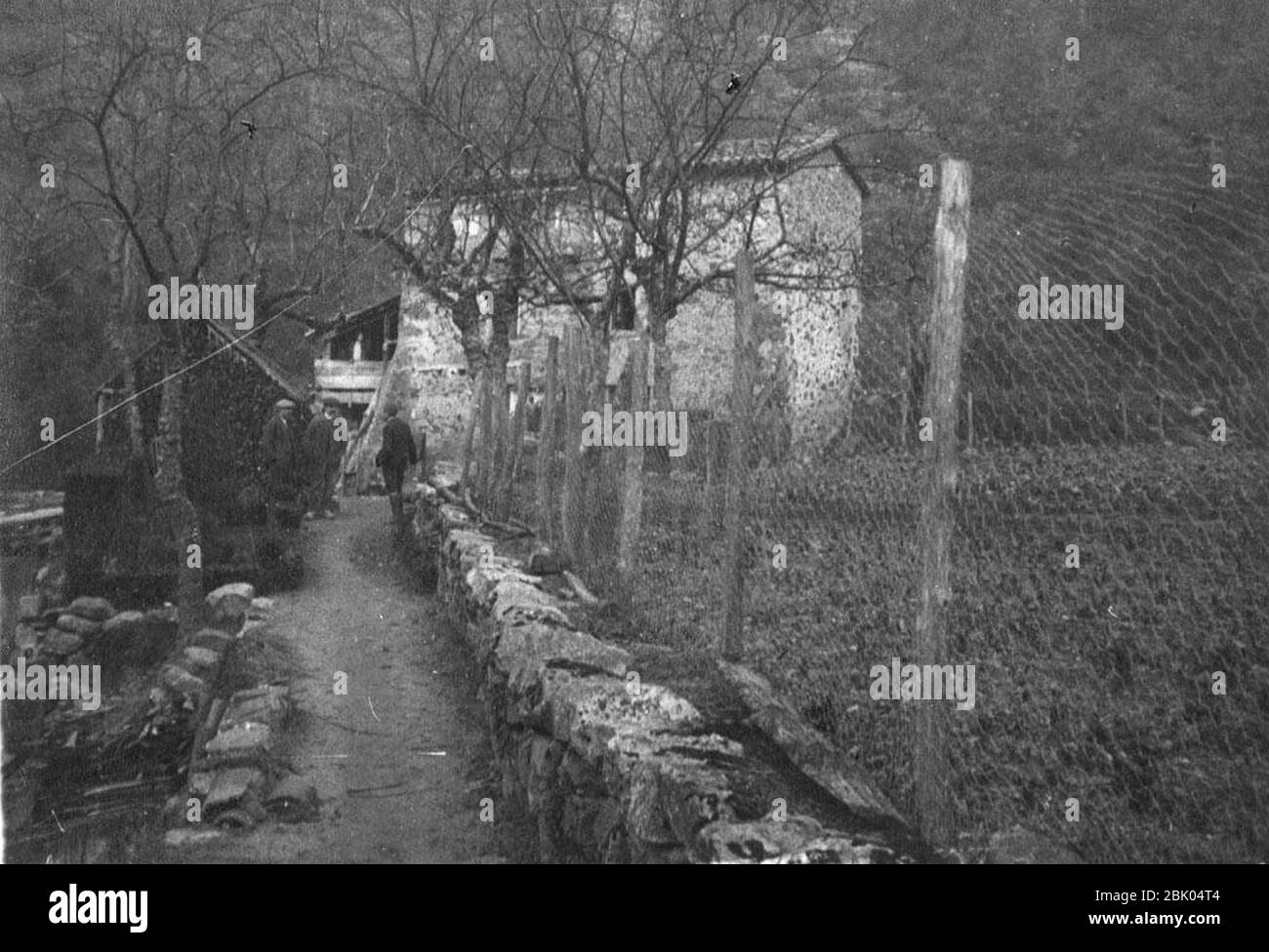 Homes en un camí prop del molí de Sant Aniol Stock Photo - Alamy