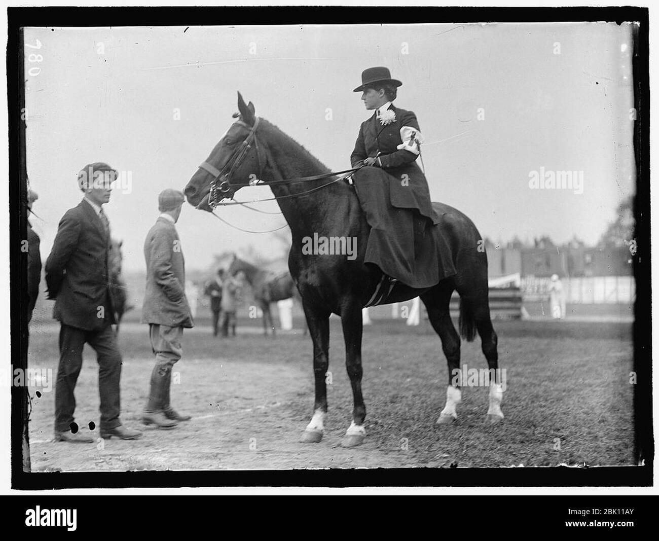 HORSE SHOWS. MRS. ALLEN POTTS, DRIVING AND RIDING Stock Photo Alamy