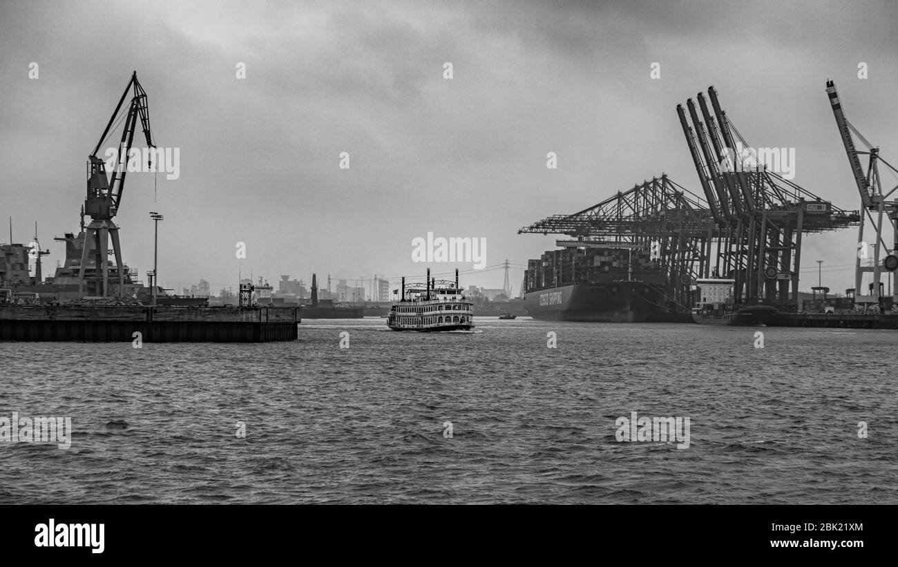 Shipping container cranes Black and White Stock Photos & Images - Alamy