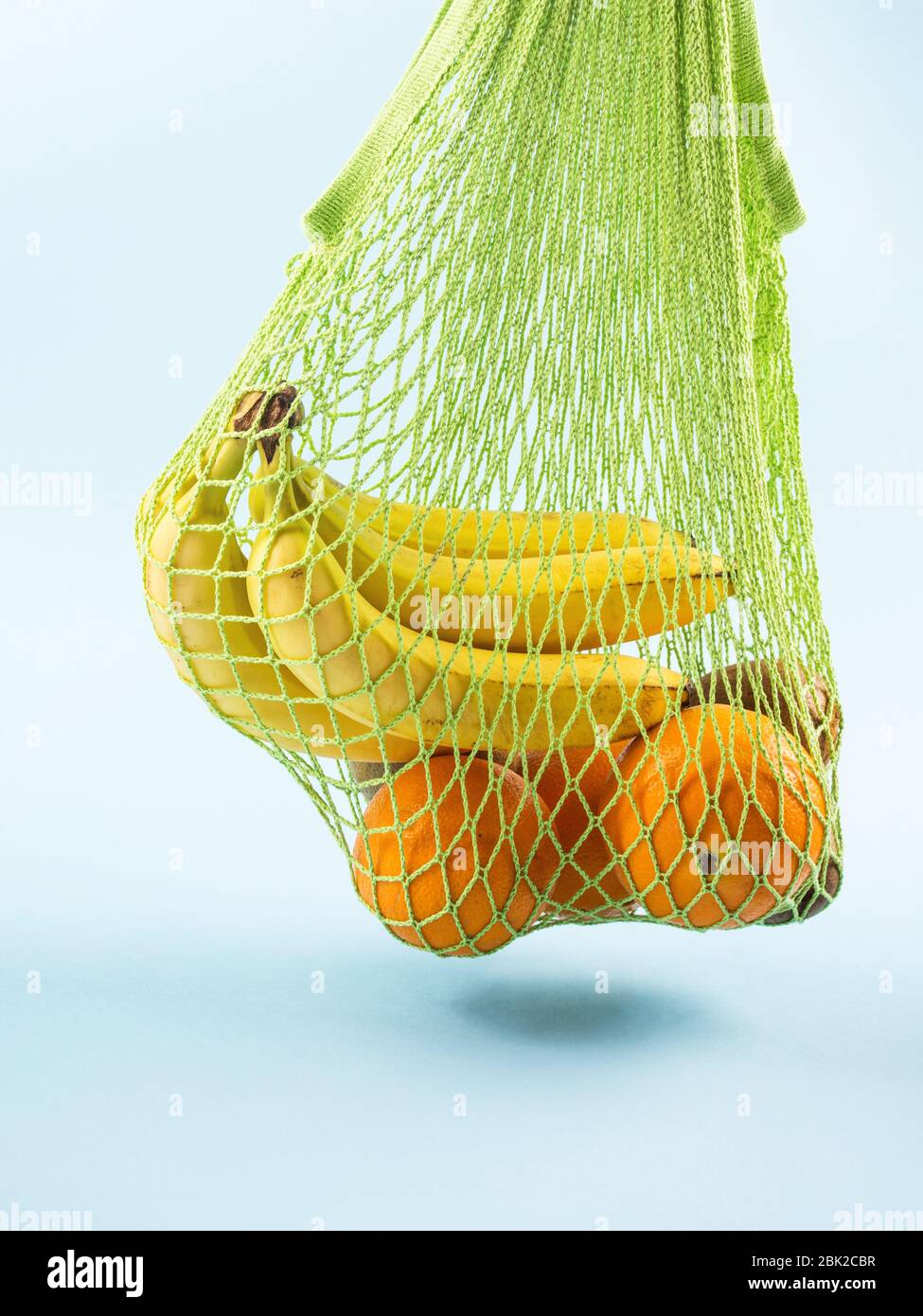 Mesh shopping bag with bananas. Zero waste Stock Photo Alamy
