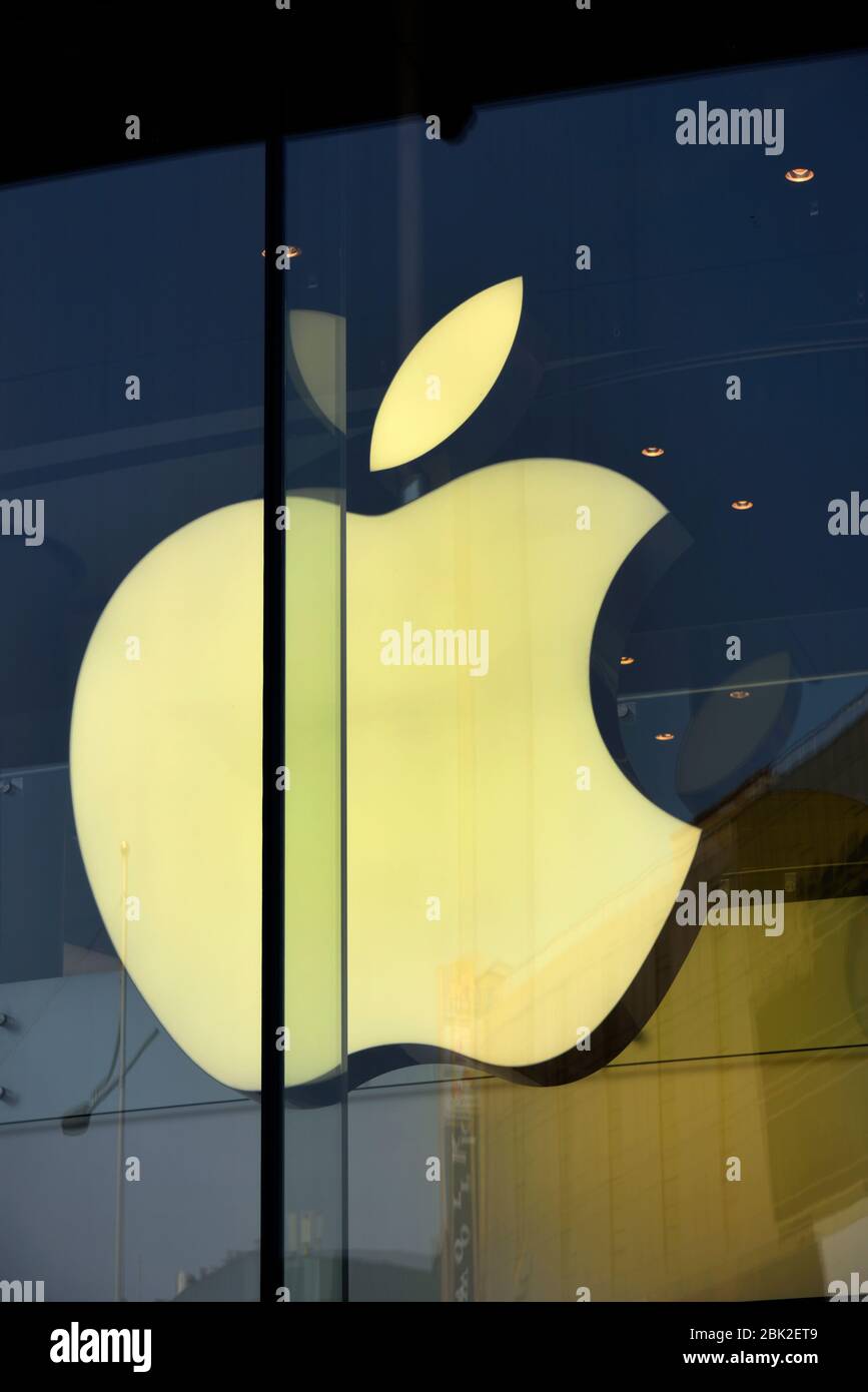 Apple computer store Beijing China Stock Photo - Alamy