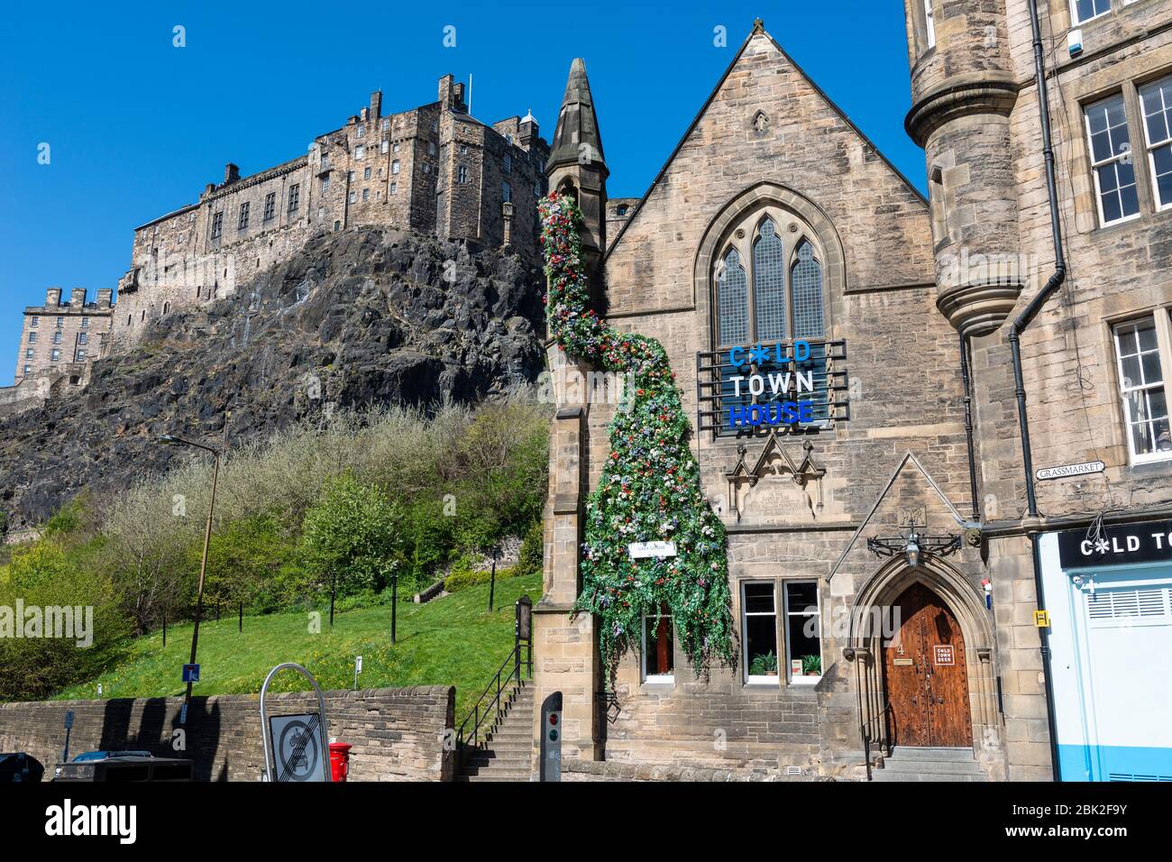 Cold Town House in the Grassmarket, with Edinburgh Castle in the background, closed during the coronavirus lockdown - Edinburgh Old Town, Scotland, UK Stock Photo