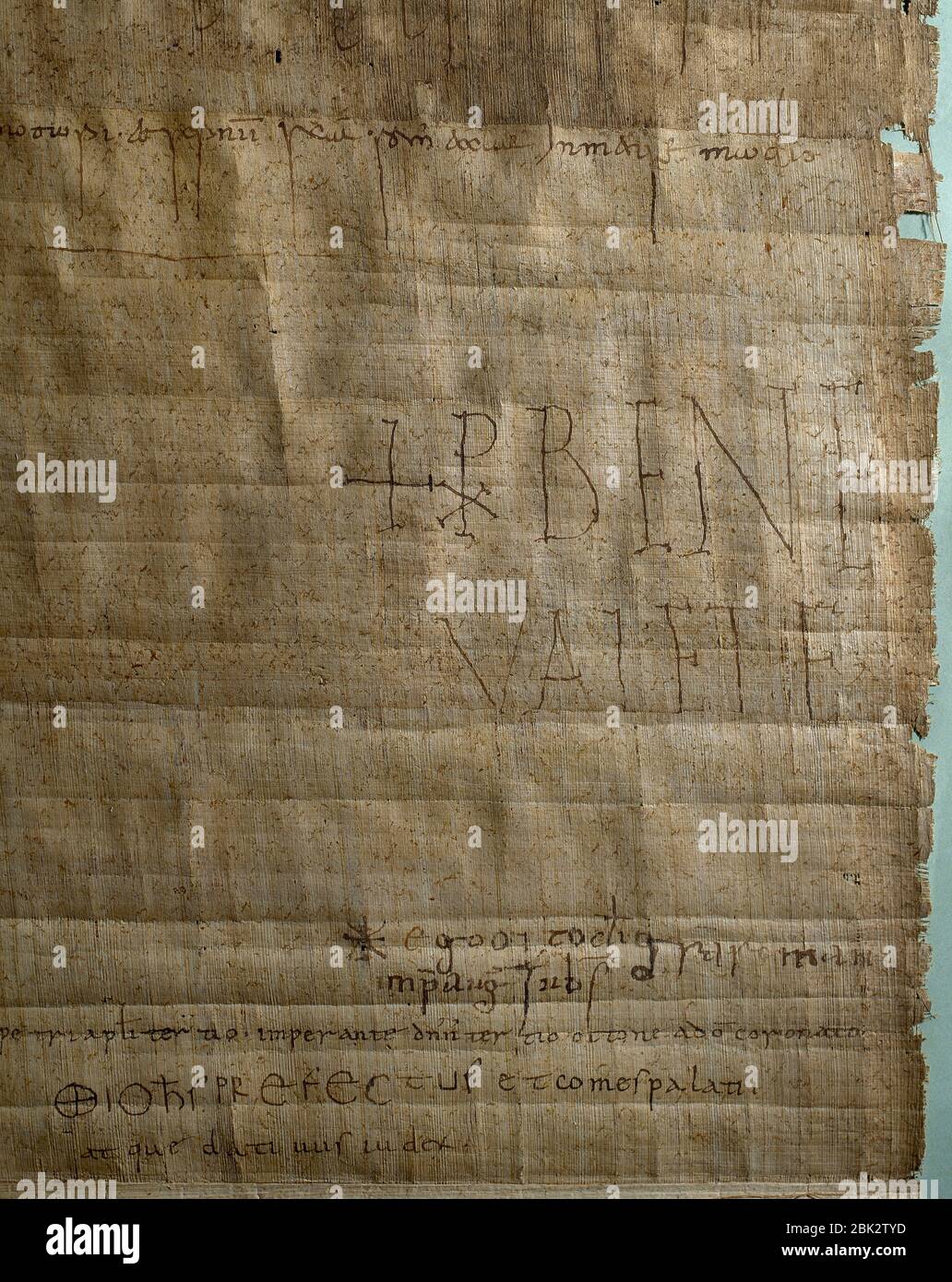 Pope Gregory V (972-999). Papal Bull notifying that in the synod celebrated on May 9 , 998 in the Basilica of St. Peter the Vatican, in the presence of emperor Otton III and the Count Armengol (First of Urgel). Bishop Intruder Guadall is dismissed from see of Osona and the legitimate one, Bishop Arnulfo, is confirmed. Final part of the document and signature. Archive of the Cathedral of Vic, Barcelona province, Catalonia, Spain. Stock Photo