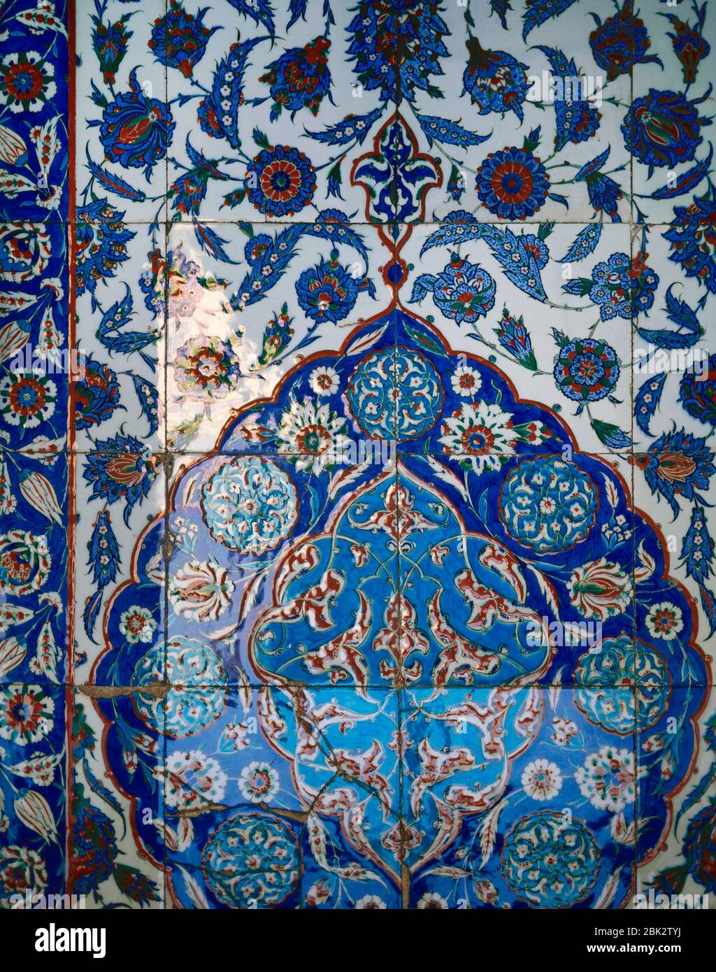 Turkey, Istanbul. Suleymaniye Mosque complex. Polychrome Iznik tiles. Inside of the Mausoleum of Suleiman the Magnificent, 1558. It was built by the architect Mimar Sinan (1480-1588). Stock Photo