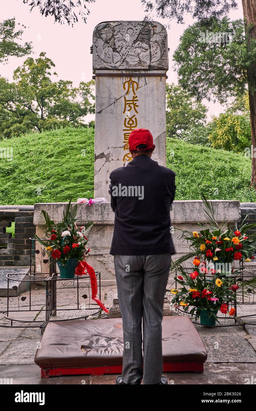 Qufu, Shandong / China - October 13, 2018: Man paying respect at the Tomb of Confucius, UNESCO World Heritage Site Temple and Cemetery of Confucius in Stock Photo