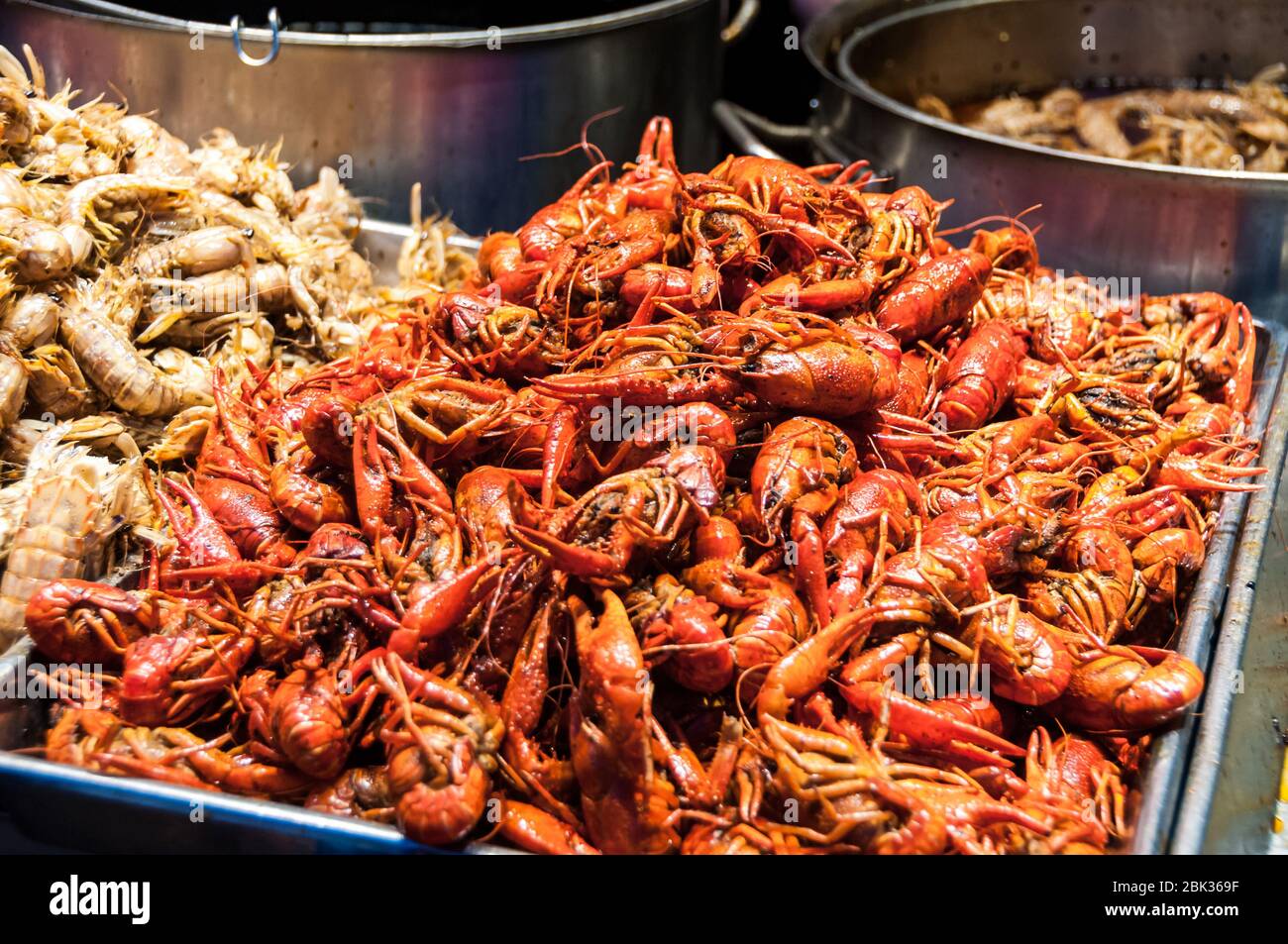 Cooked crayfish (yabbies) waiting for diners outside a restaurant on Shanghai's Shouning Road Stock Photo
