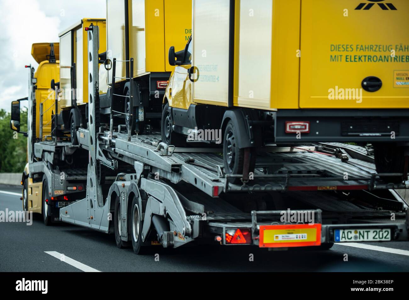 Elektro-Kleinlieferwagen der Deutschen Post werden auf einem Autotransporter auf der A42 Richtung Hannover transportiert. Die Post hatte die Eigenprod Stock Photo