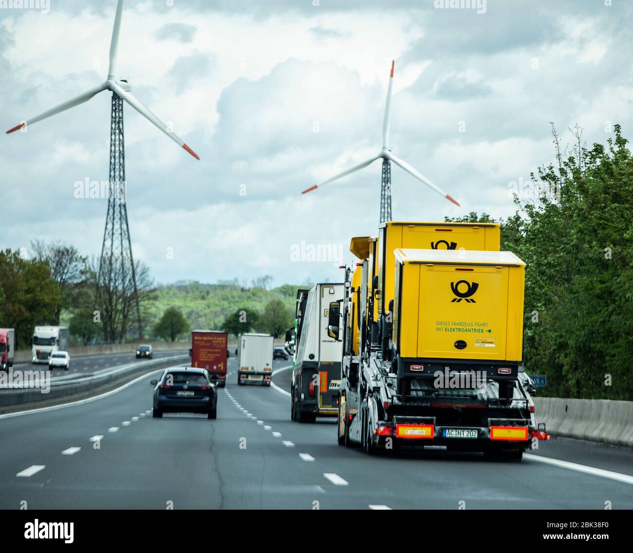 Elektro-Kleinlieferwagen der Deutschen Post werden auf einem Autotransporter auf der A42 Richtung Hannover transportiert. Die Post hatte die Eigenprod Stock Photo