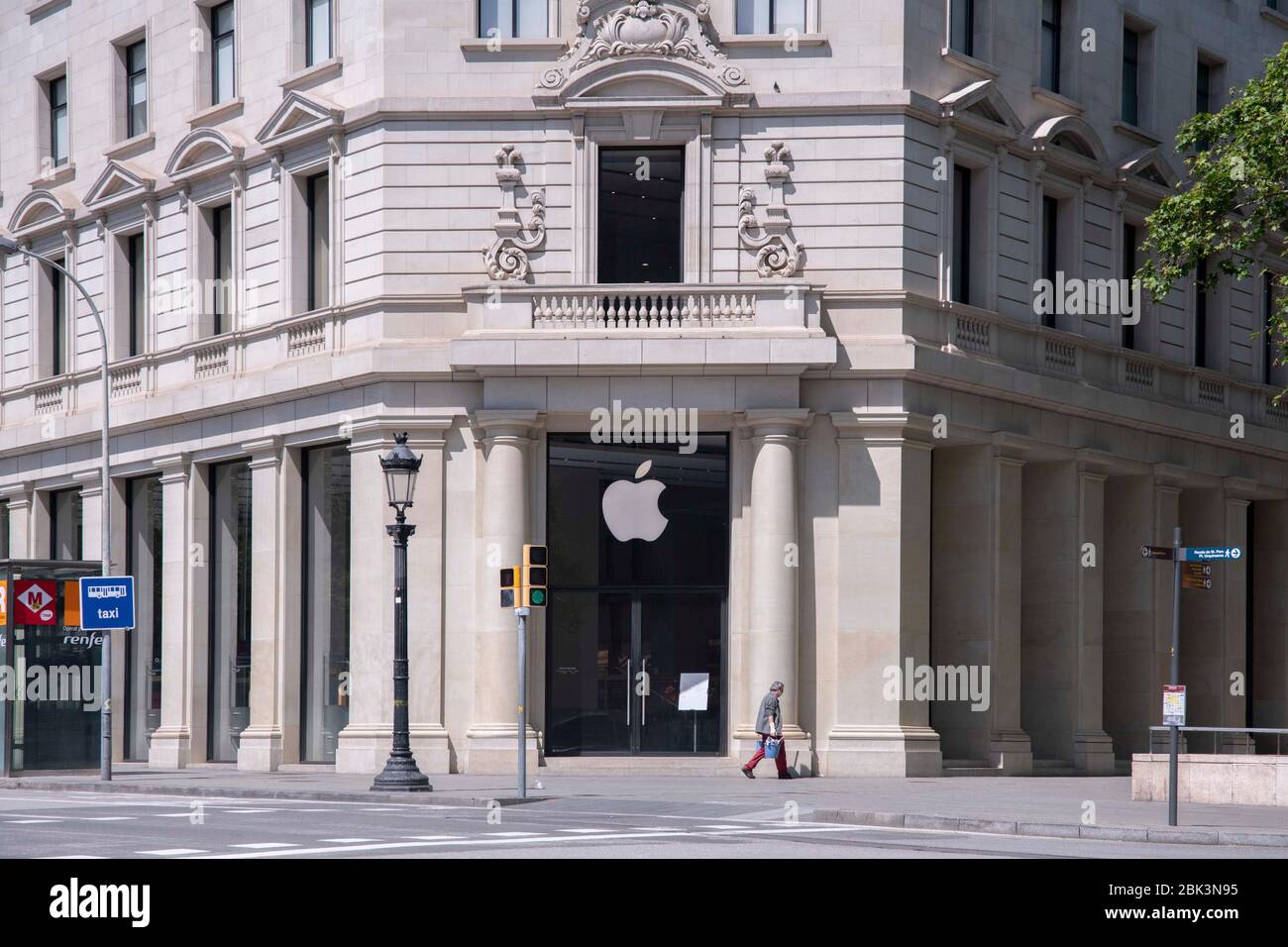 Barcelona, Spain. 30th Apr, 2020. Closed Apple store of Plaza de Catalunya in Barcelona, Spain on April 30, 2020. The country faces the 46th day of lockdown due to the Covid-19 pandemic coronavirus. The streets are nearly empty by strict measures decreed by the government, all shops are closed except f?or basic services. (Photo by Carmen Molina/Sipa USA) Credit: Sipa USA/Alamy Live News Stock Photo