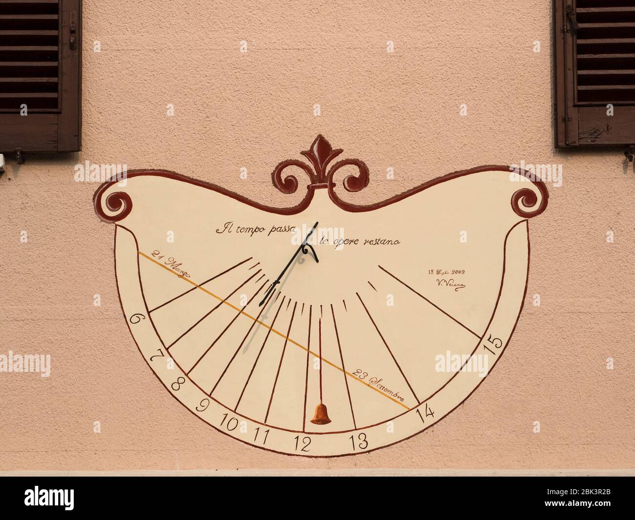 sundial painted with the following sentence in Italian language, "time