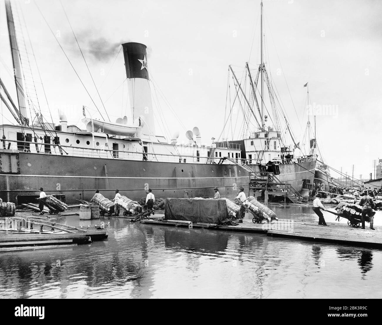 Loading Steamer during High Water, New Orleans, Louisiana, USA, Detroit Publishing Company, March 1903 Stock Photo