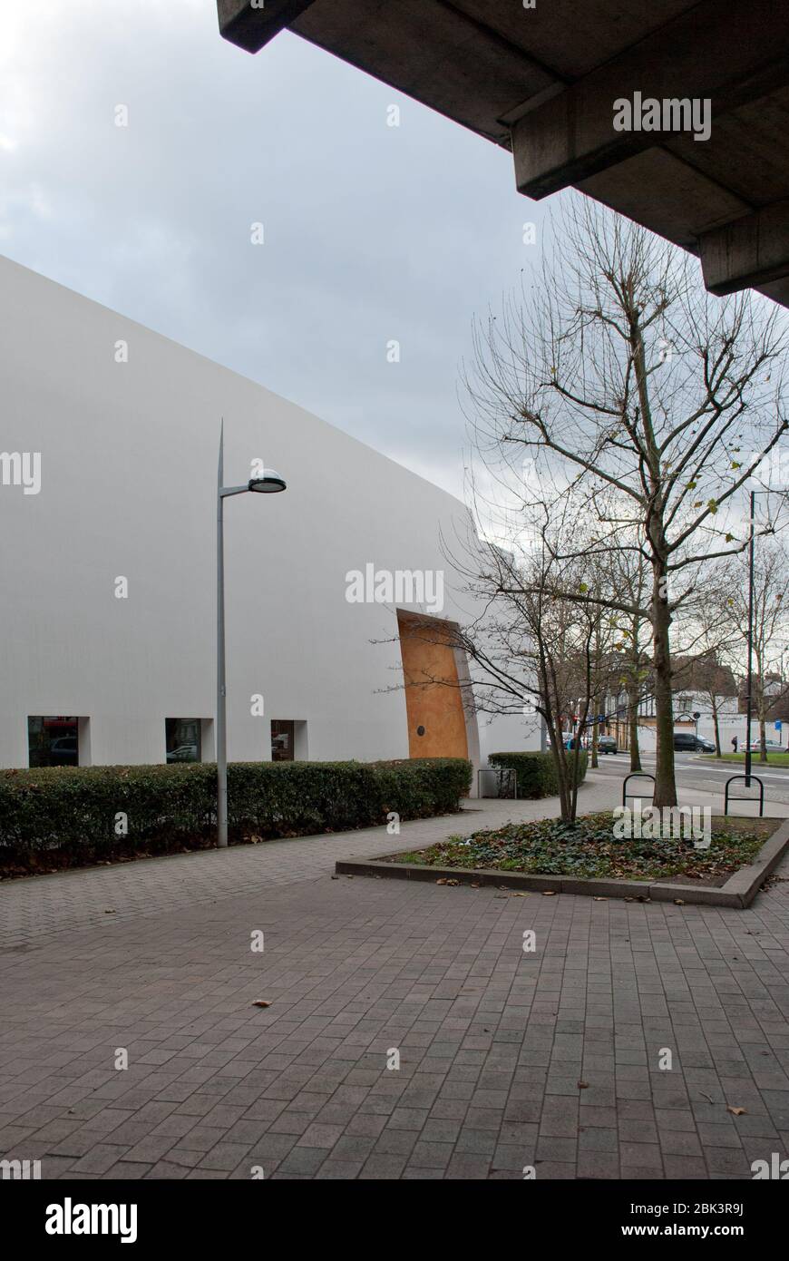 Curved White Sails Fins Modern Architecture of Hammersmith Surgery, 1