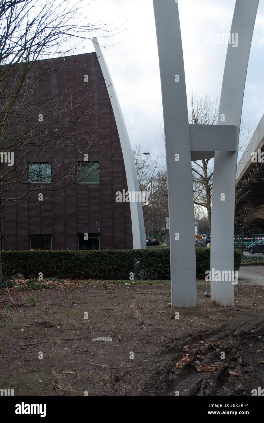 Curved White Sails Fins Modern Architecture of Hammersmith Surgery, 1