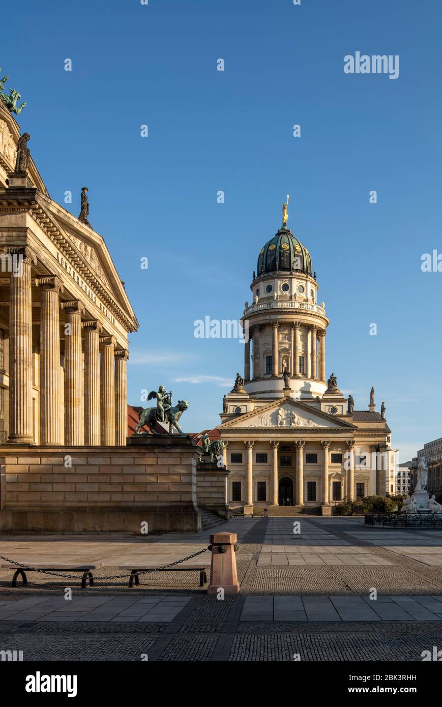 Berlin, Gendarmenmarkt mit Schinkels Konzerthaus (links), und Französischem Dom (rechts) Stock Photo