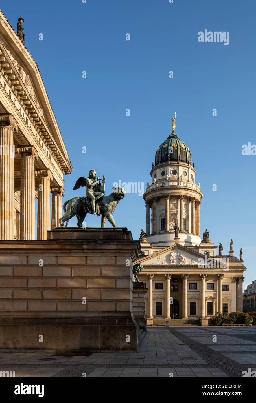 Berlin, Gendarmenmarkt mit Schinkels Konzerthaus (links), und Französischem Dom (rechts) Stock Photo