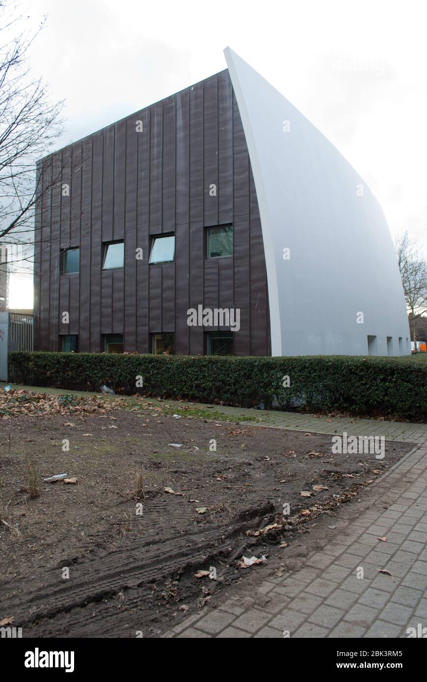 Curved White Sails Fins Modern Architecture of Hammersmith Surgery, 1