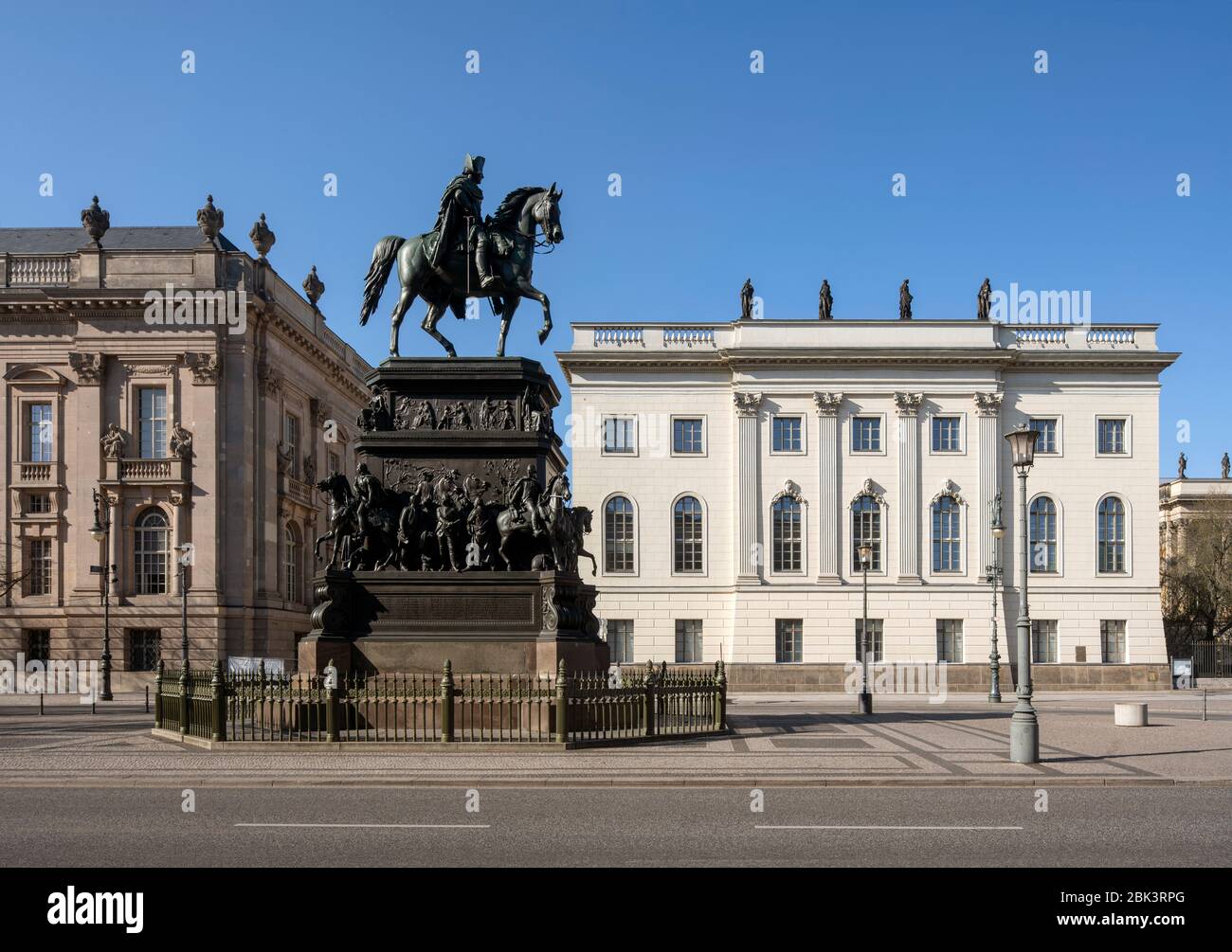 Berlin, Unter den Linden, Reiterstandbild Friedrich des Großen, links die  Staatsbibliothek, rechts das Palais des Prinzen Heinrich, Jetzt Hauptgebäud Stock Photo