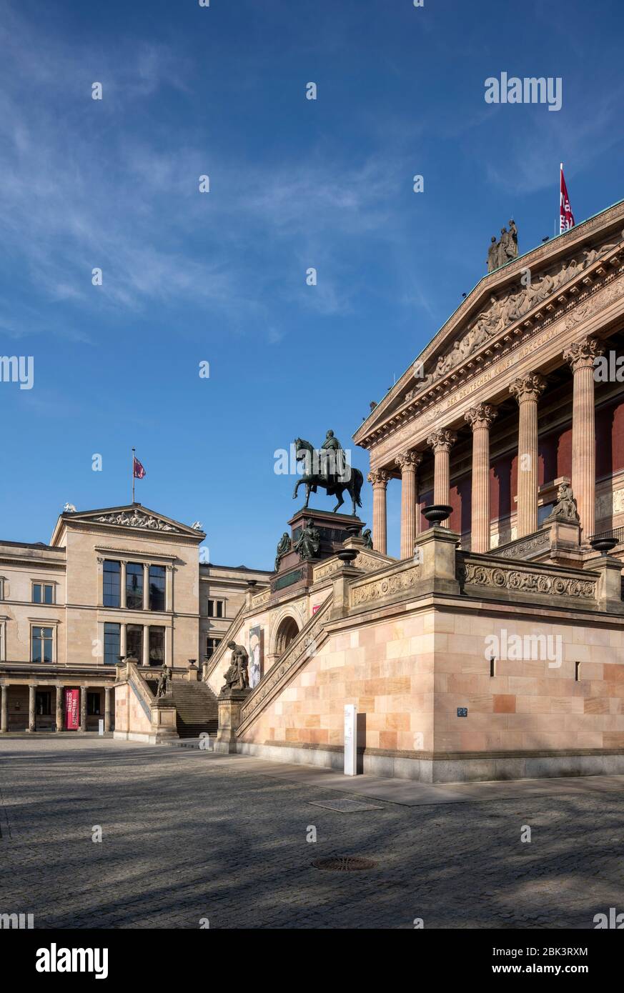 Berlin, Museumsinsel, Alte Nationalgalerie, dahinter die Ostfassade des Neuen Museums Stock Photo