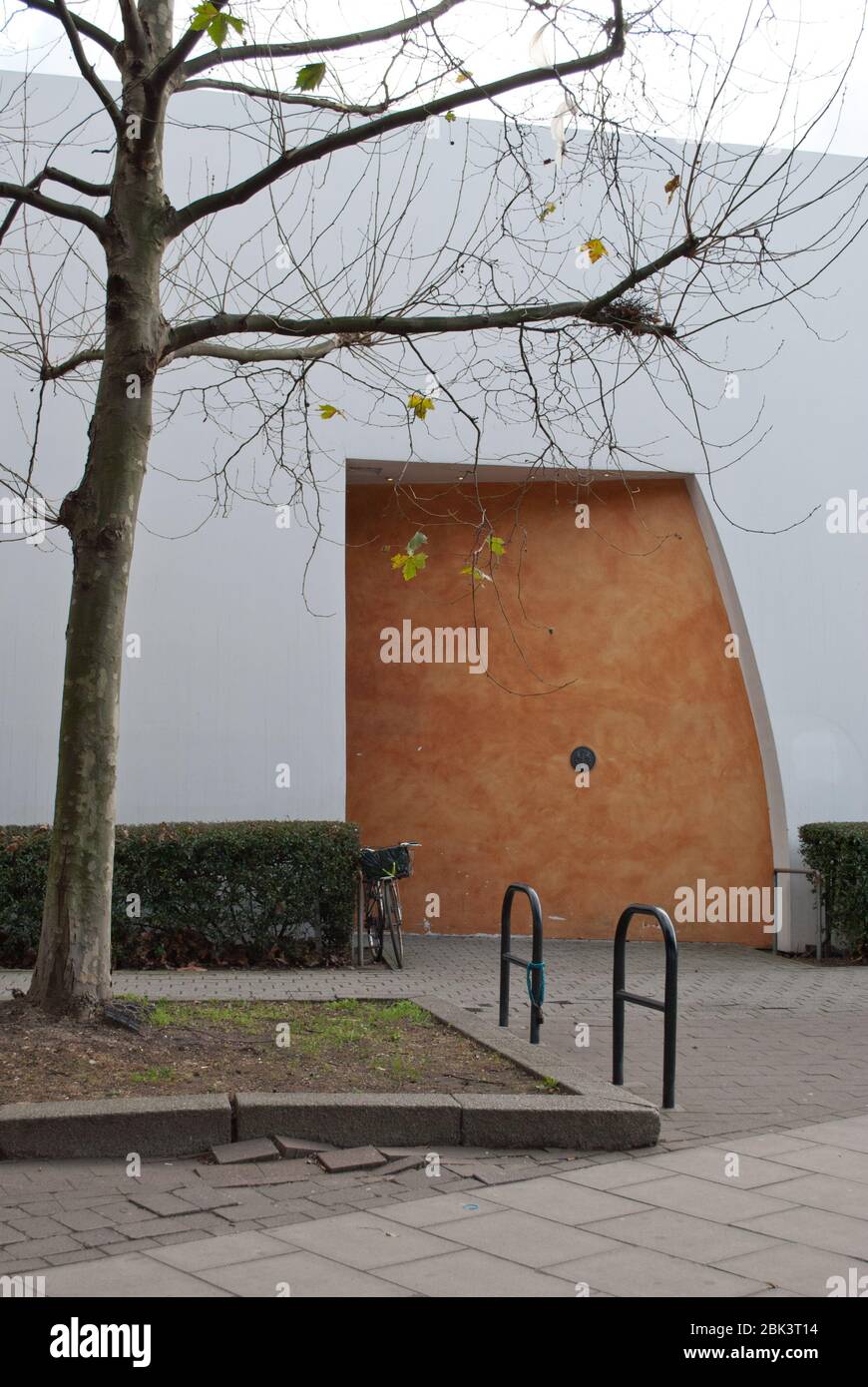 Curved White Sails Fins Modern Architecture of Hammersmith Surgery, 1