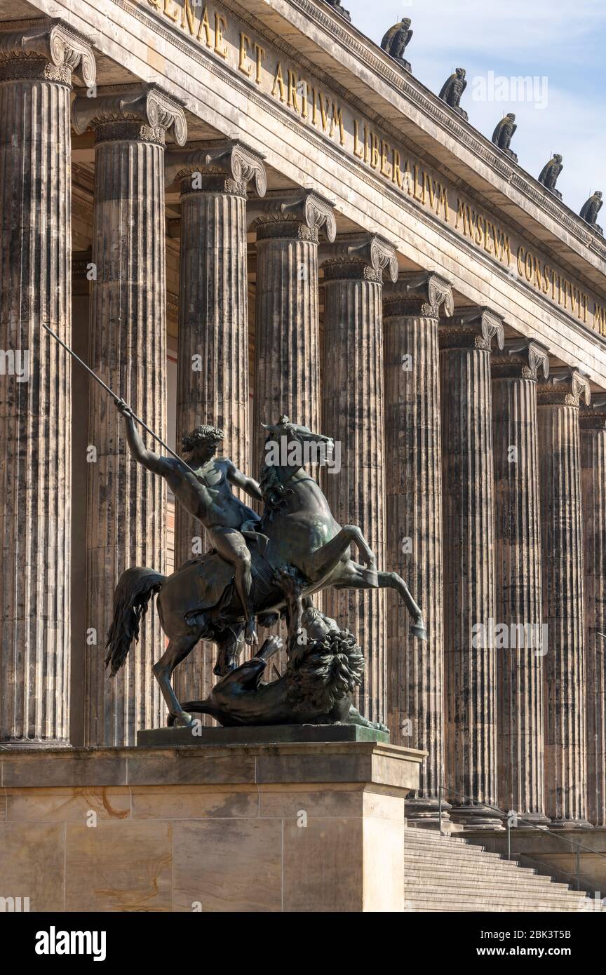 Berlin, Museumsinsel, Altes Museum, Löwenkampfszene vor der Hauptfassade Stock Photo