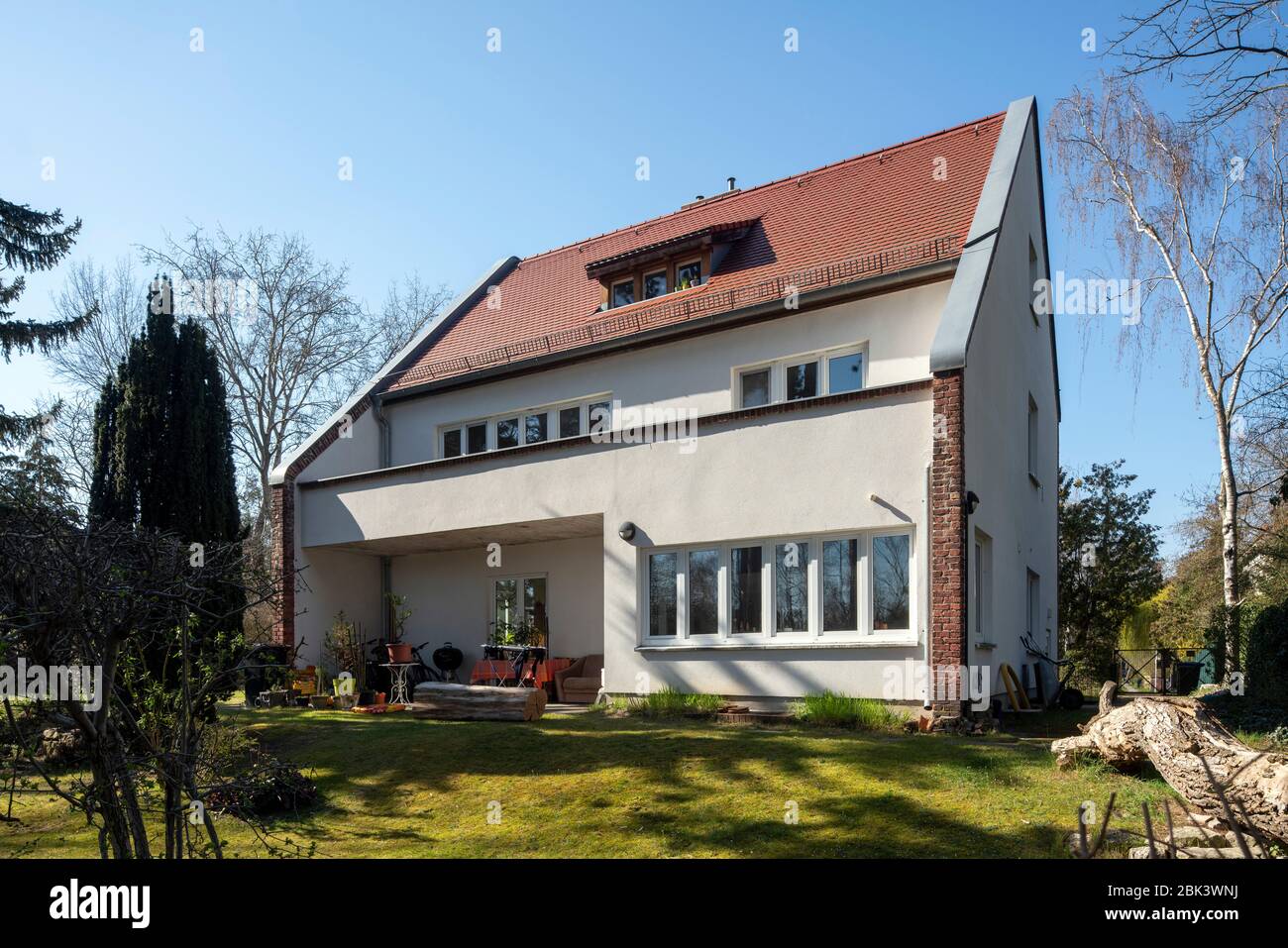 Berlin, Versuchssiedlung „Am Fischtal“, 1928-1929 erbaut, Gesamtplanung: Heinrich Tessenow, Einfamilienhaus von Hans Poelzig, Gartenansicht Stock Photo