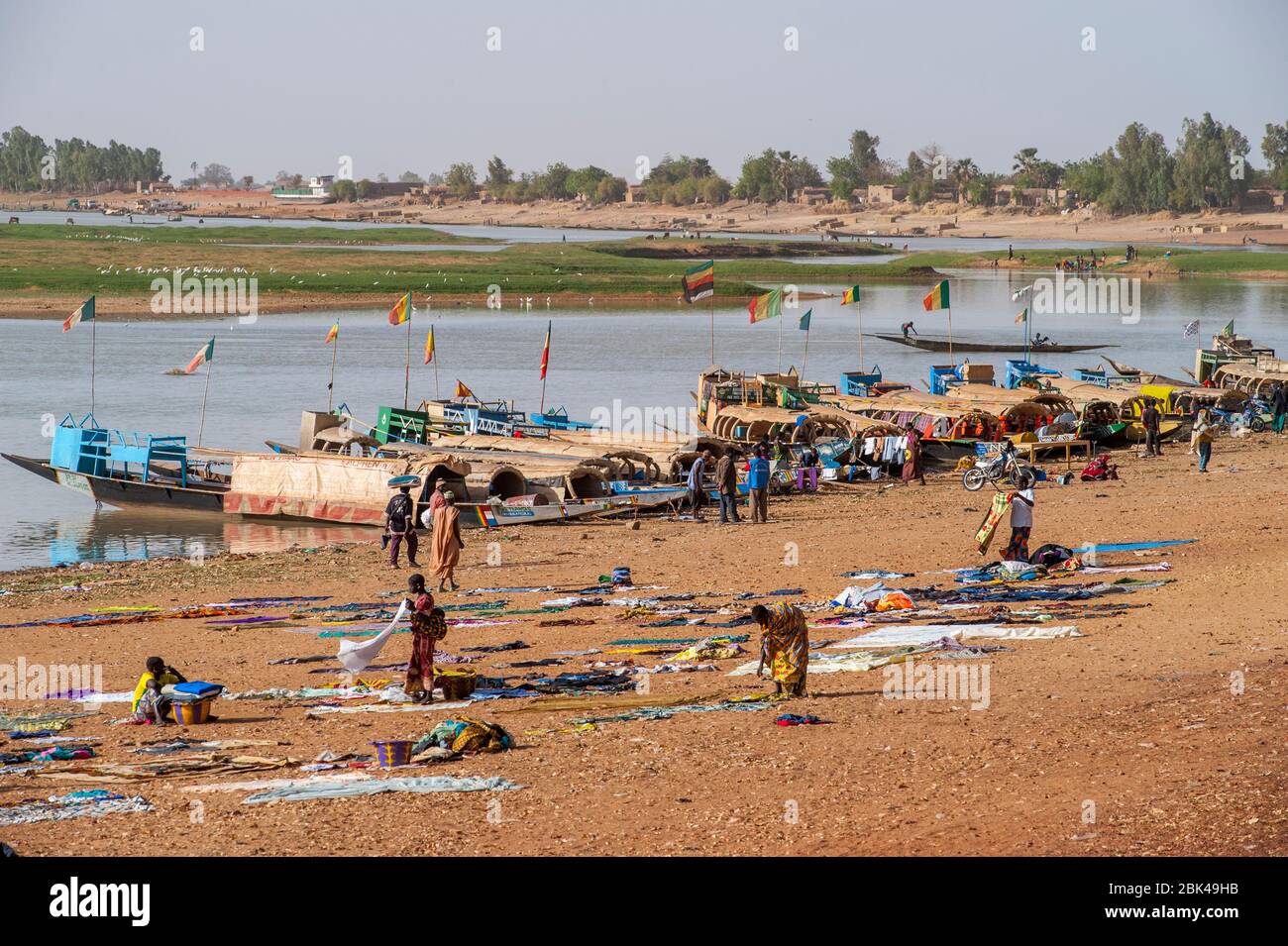 Women doing laundry on the shore of the Bani River in Mopti in Mali, West Africa. Stock Photo