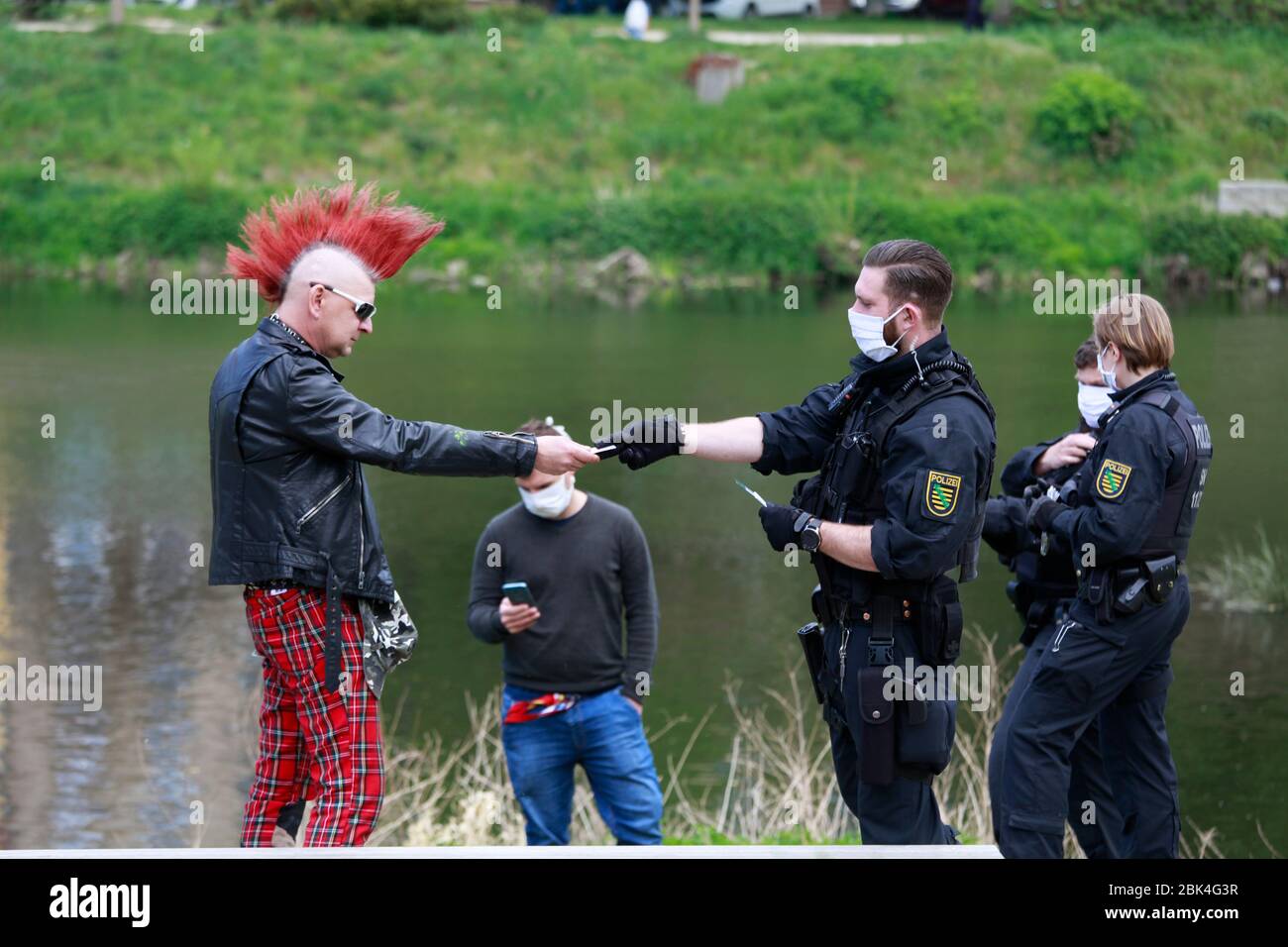 Eine Veranstaltung im Uferpark an der polnischen Grenze zu Zgorzelec wird von der Polizei aufgelöst.Görlitz  01.05.2020 Stock Photo