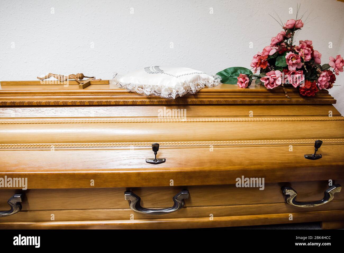 Casket mourning hires stock photography and images Alamy