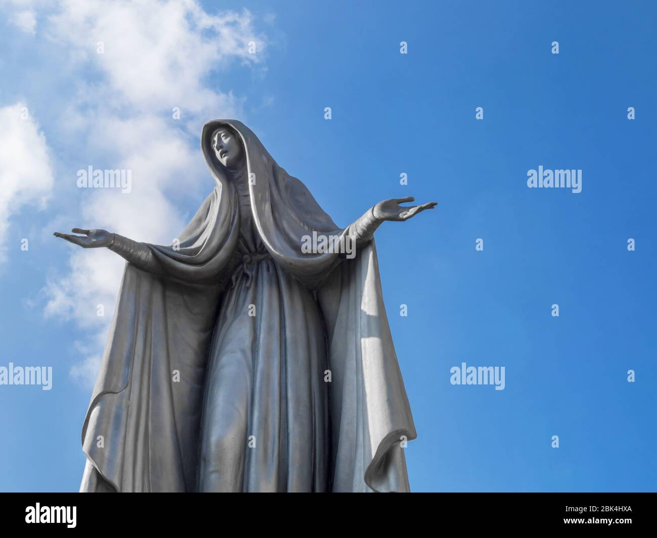 Леди св. Статуя Девы Марии Сантьяго. Статуя Богоматери в Лурде. Фатимская Божья Матерь. Статуи Богоматери у домов в Польше.