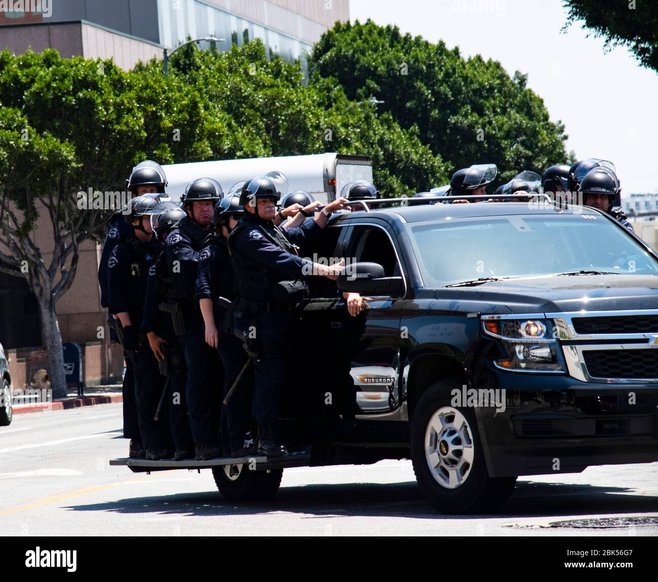 police-swat-team-preparing-for-civil-unrest-ride-in-police-vehicle-during-a-black-lives-matter-protest-in-los-angeles-during-the-coronavirus-outbreak-2BK56G7.jpg