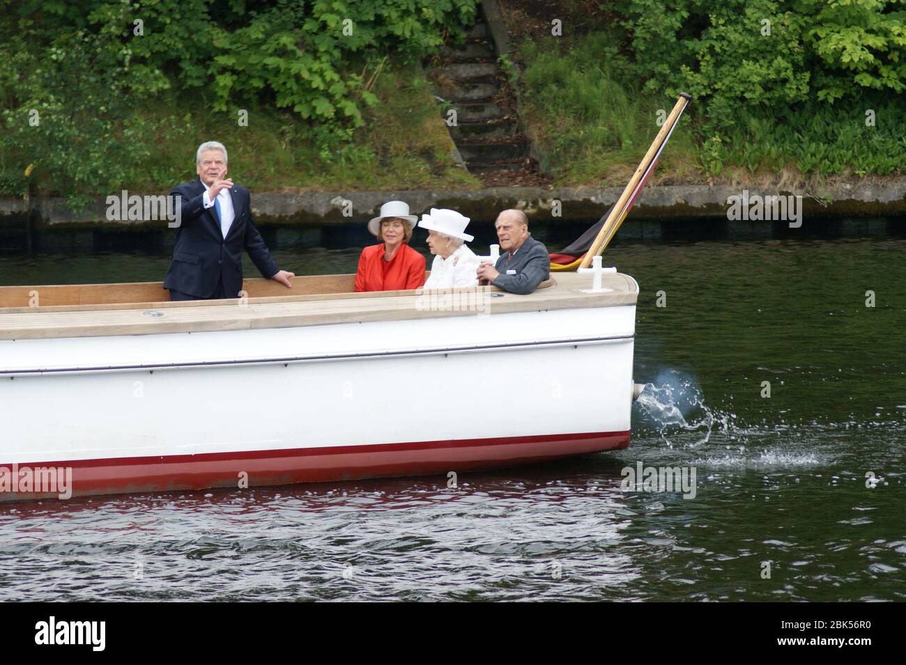 Besuch der Queen: Fahrt auf der Spree mit Bundespräsident Joachim Gauck, Prinz Philip und Daniela Schadt. Stock Photo