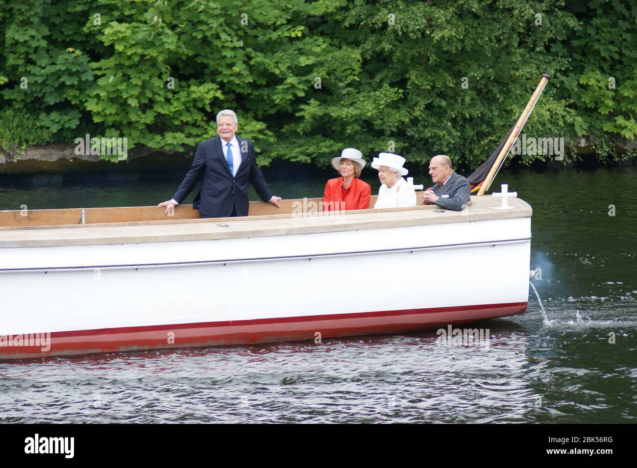 Besuch der Queen: Fahrt auf der Spree mit Bundespräsident Joachim Gauck, Prinz Philip und Daniela Schadt. Stock Photo