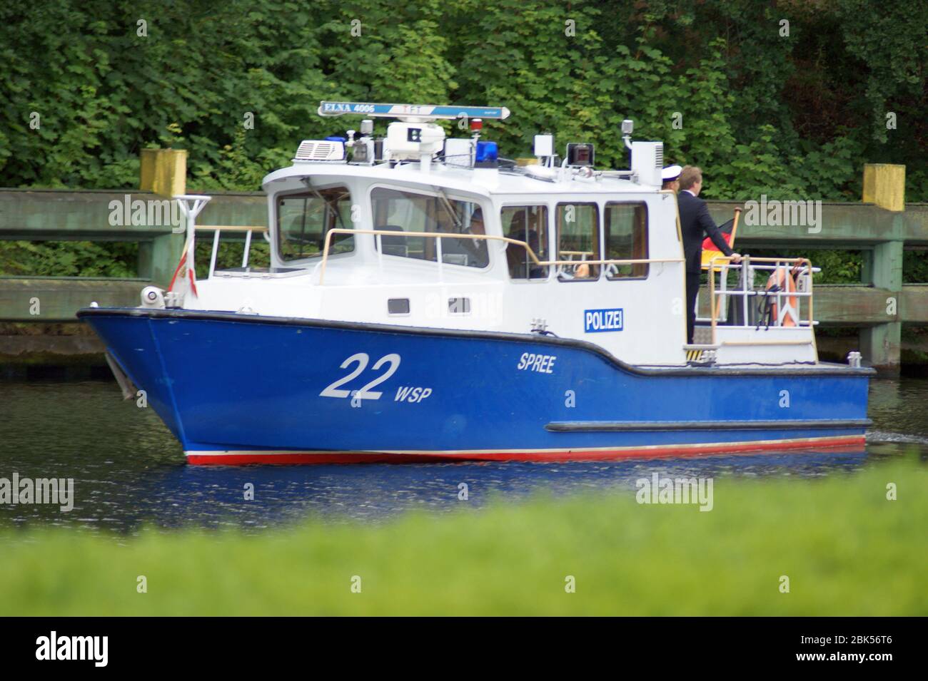 Ein Boot der Wasserschutzpolizei in Berlin sichert ein folgendes Boot im Rahmen des Staatsbesuchs der britischen Königin. Stock Photo