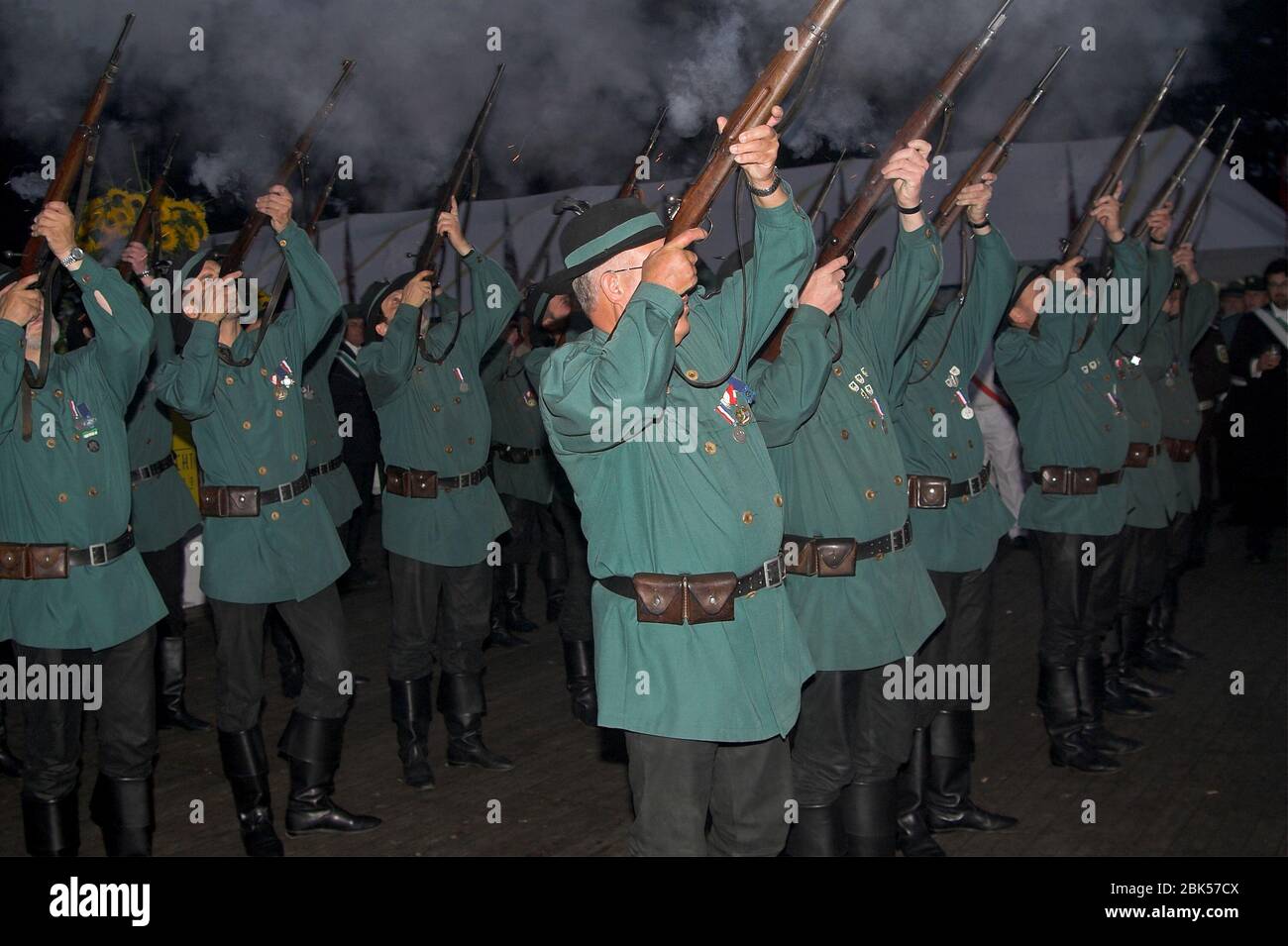 A group of uniformed shooters salute rifles. Eine Gruppe uniformierter Schützen begrüßt Gewehre. Grupa strzelców oddaje salut z karabinów. 一群射手向來复槍致敬。 Stock Photo
