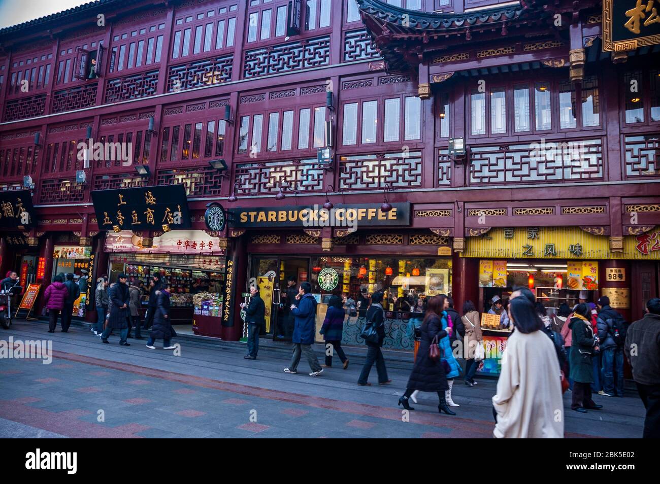 Starbucks yuyuan bazaar shanghai china hi-res stock photography