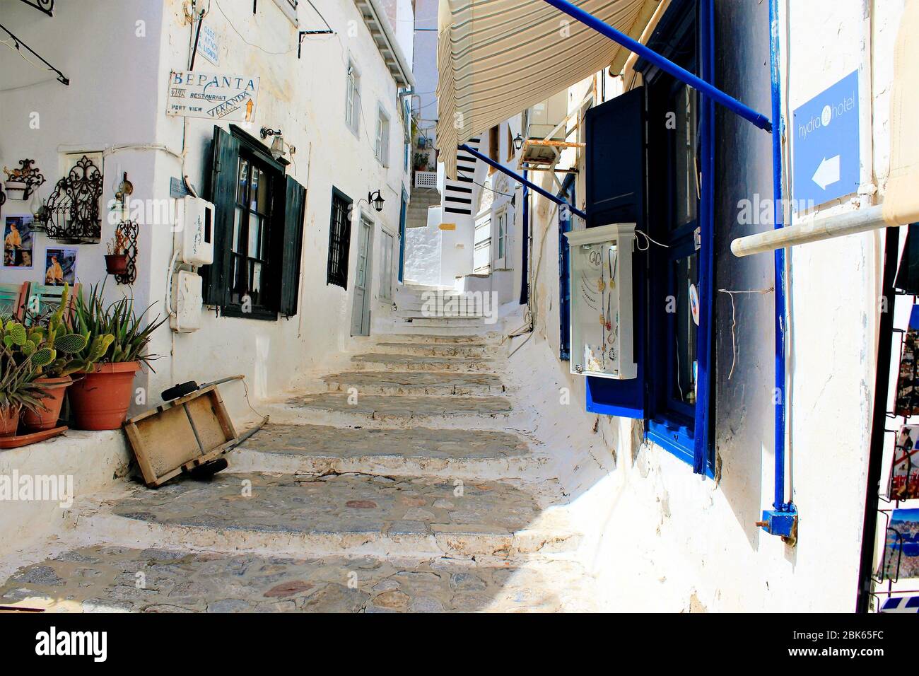 Modern white washed house hi-res stock photography and images - Alamy