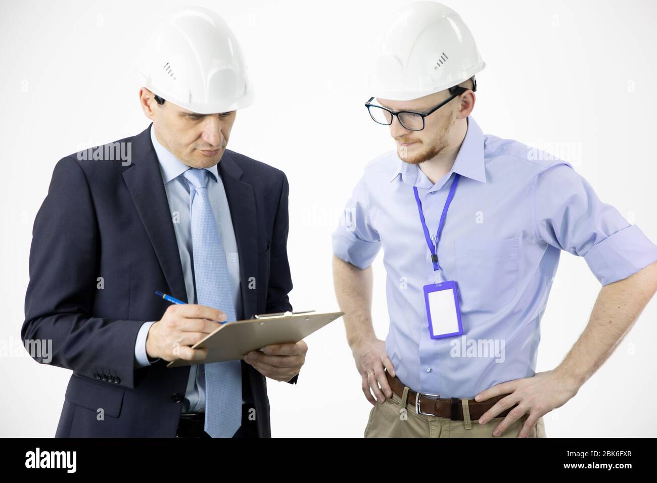 инженер по наладке и испытаниям электрооборудования. слесарь киповец. инженер по наладке и испытаниям вакансии. цех с персоналом. наладка электрооборудования.