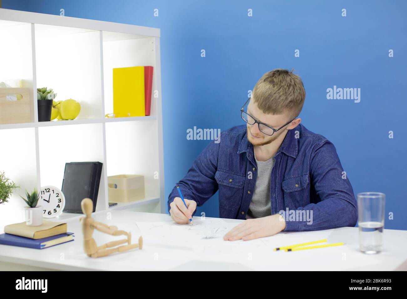 Cartoon sketch animator hi-res stock photography and images - Alamy