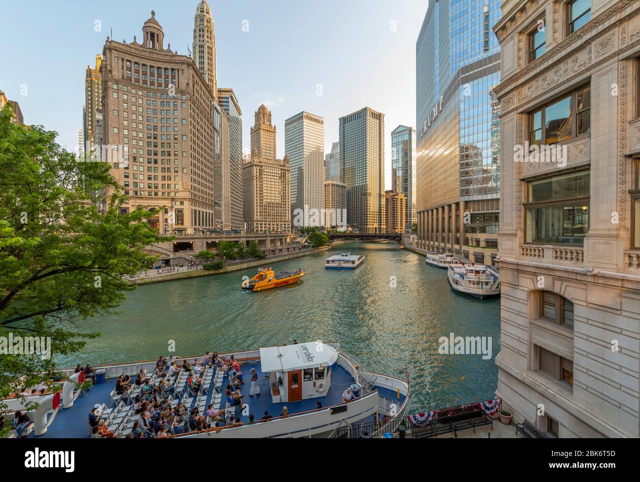 Chicago river green hi-res stock photography and images - Alamy